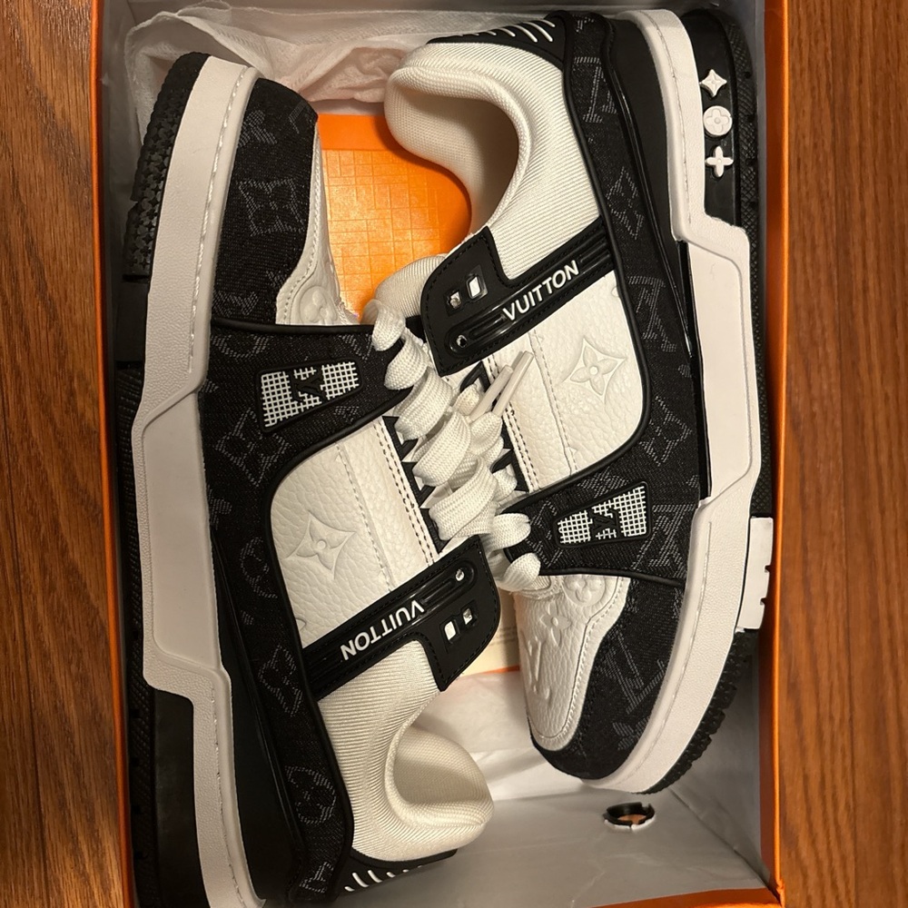 Louis Vuitton Monochrome Sneakers - Picture 7 of 10